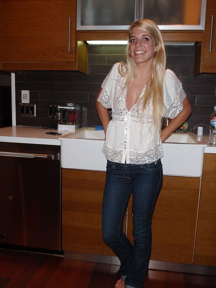 15P Une jeune fille blonde prend des selfies nues et semi-nues pendant une action en solo