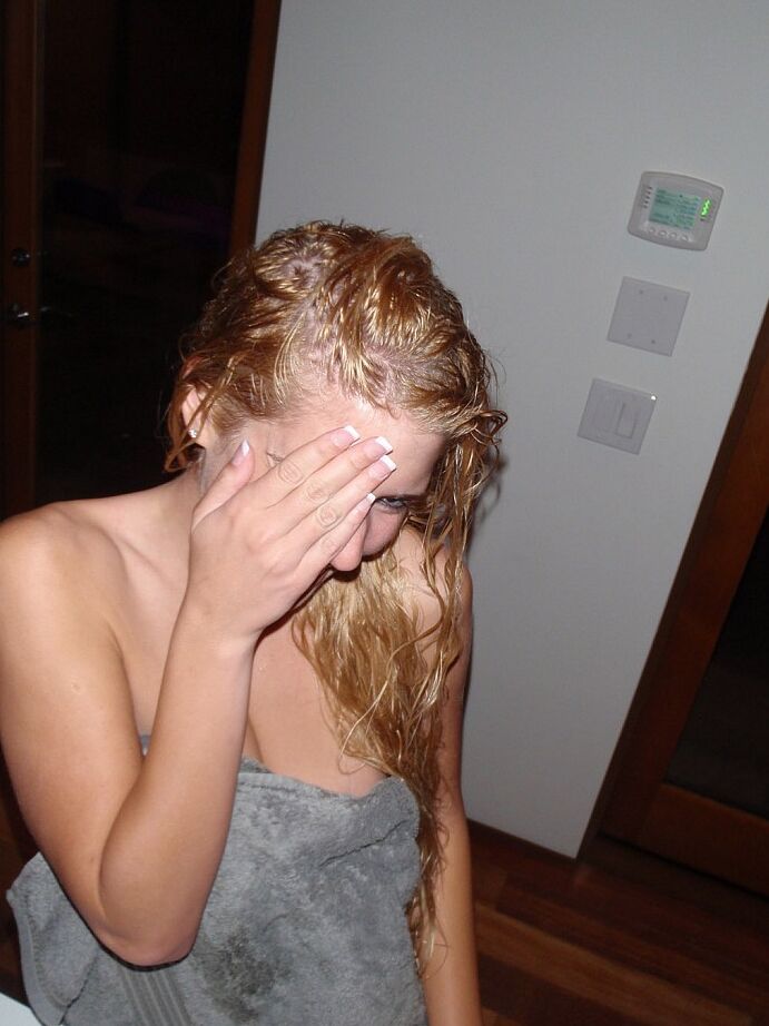 15P Une jeune fille blonde prend des selfies nues et semi-nues pendant une action en solo