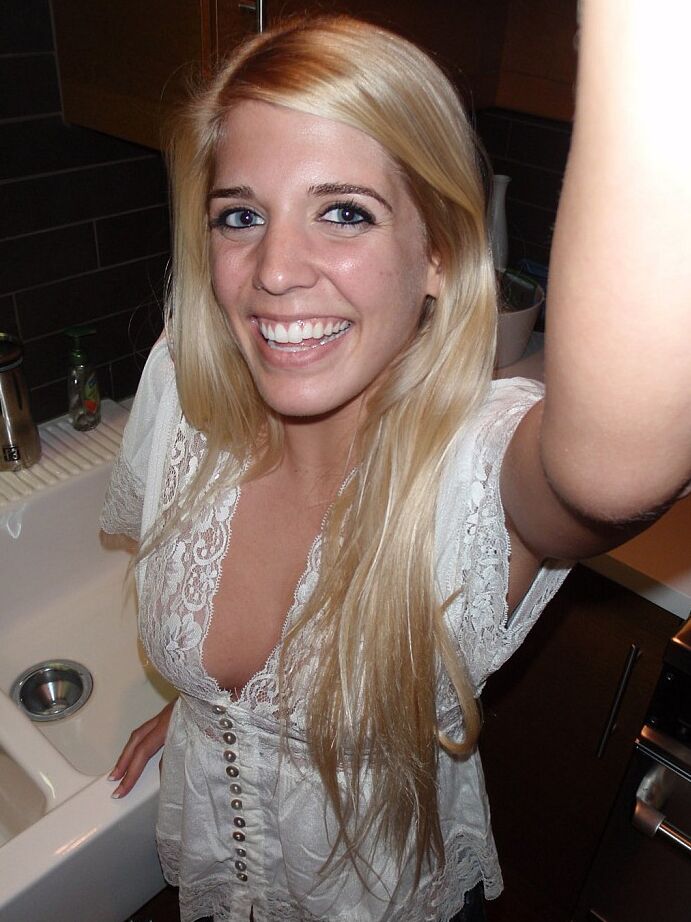 15P Une jeune fille blonde prend des selfies nues et semi-nues pendant une action en solo