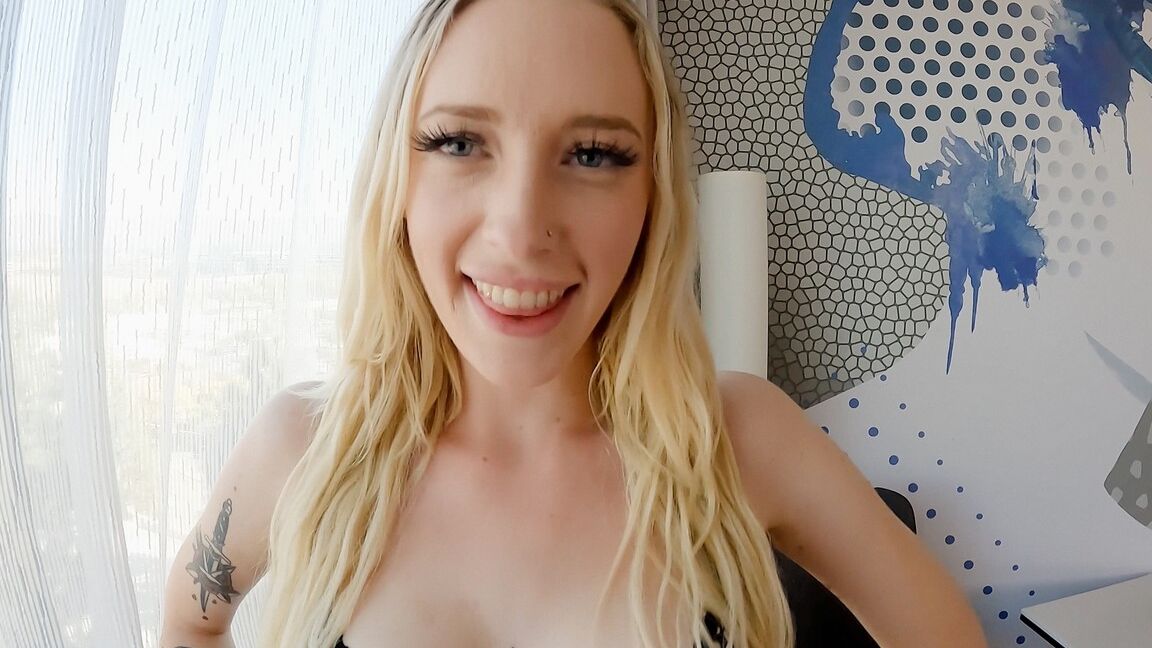 15P Die blonde Teenagerin Marilyn Johnson zeigt vor dem POV-Sex ihren sexy Arsch