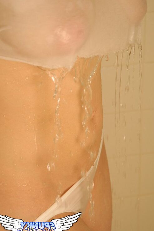 12P Linda jovencita se ducha con su ropa transparente en su cuerpo tetona