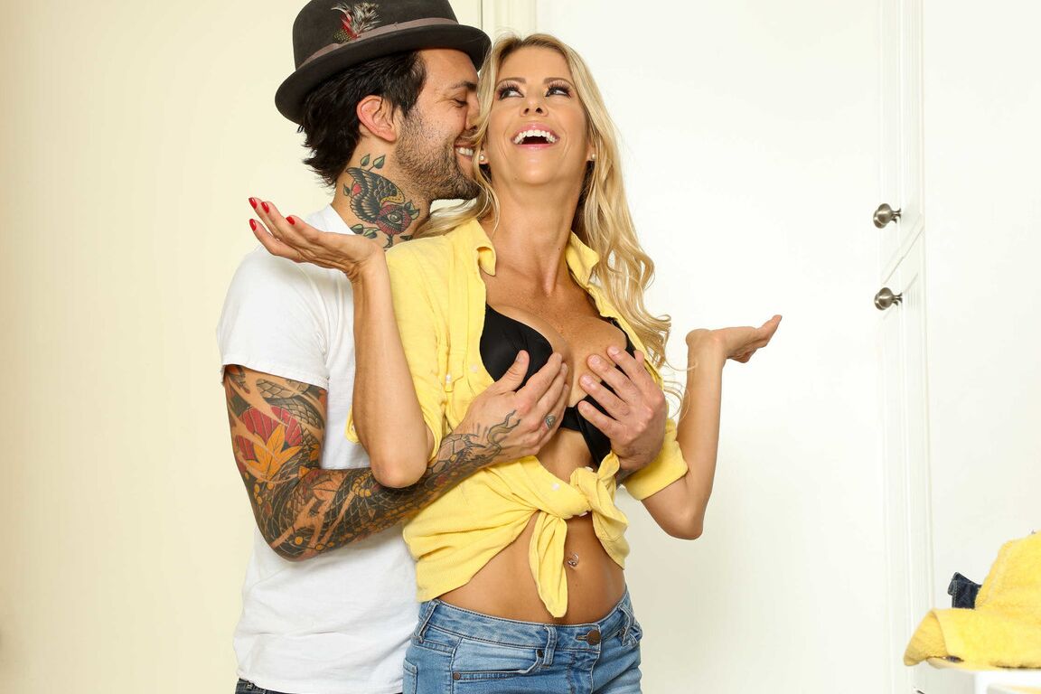 21P Hot MILF Alexis Fawx dá um BJ desagradável