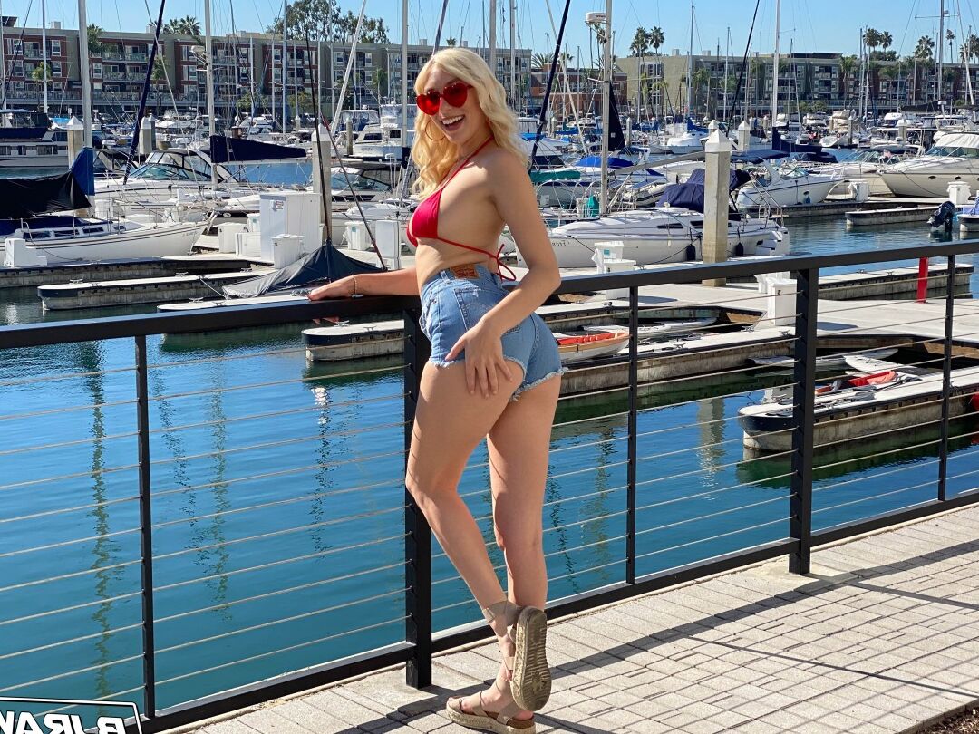 20P La sexy rubia Kay Lovely se abre en bikini antes de una mamada lamiendo el culo