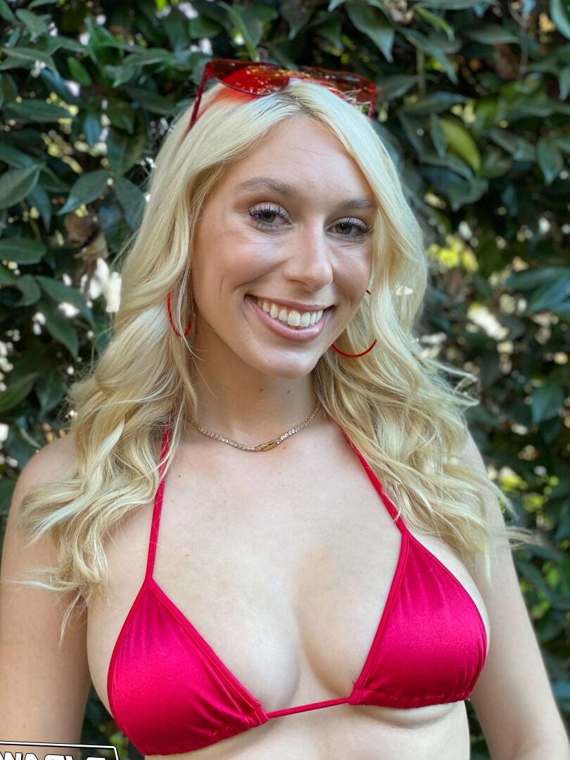 20P La sexy rubia Kay Lovely se abre en bikini antes de una mamada lamiendo el culo