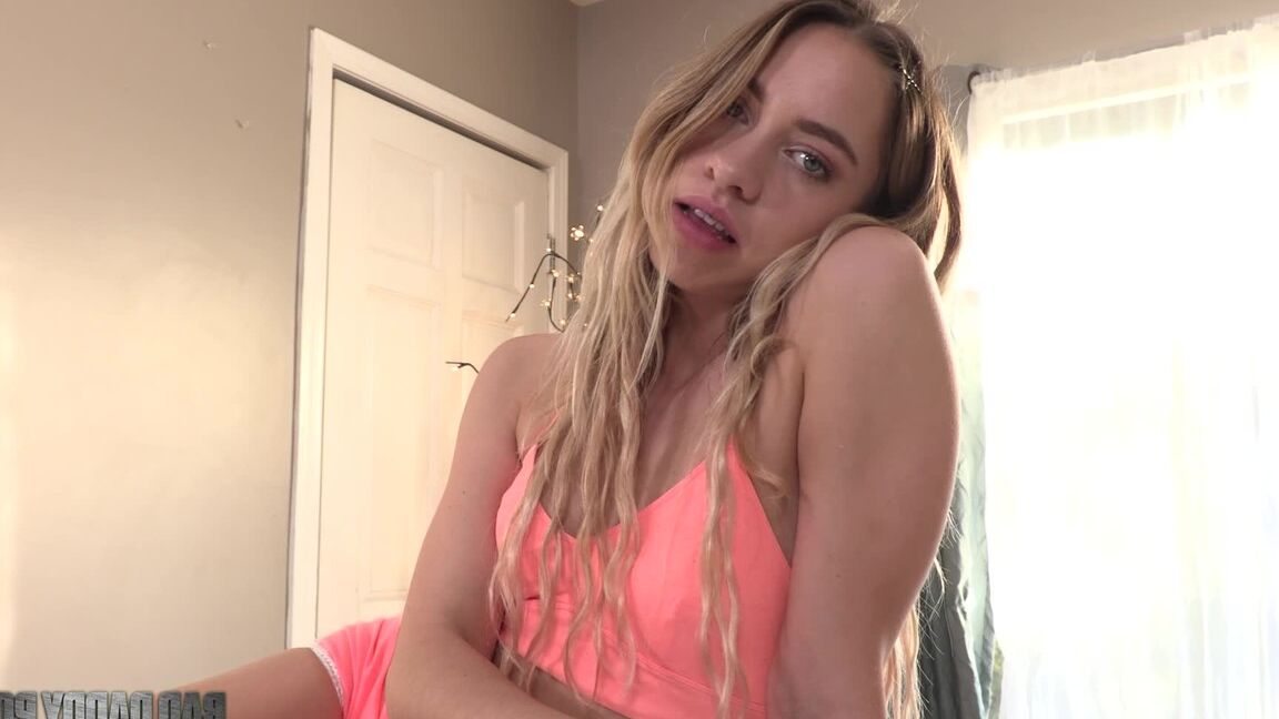 12P Garota loira troca de roupa enquanto modela com meias esportivas até o joelho