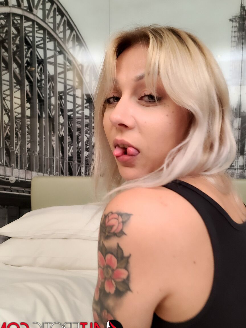 16P La modificadora corporal Nayomi Sharp tiene sexo POV con su amante tatuado