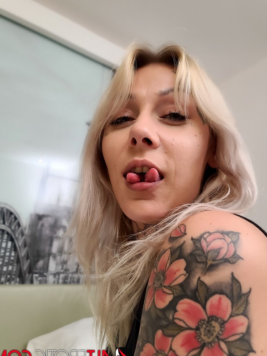16P La modificadora corporal Nayomi Sharp tiene sexo POV con su amante tatuado