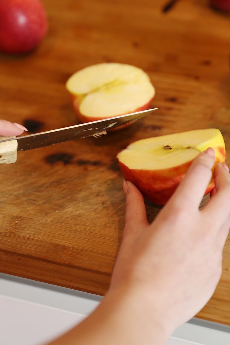21P La hermosa joven Jenny Wild se desnuda y abre su coño mientras come manzanas