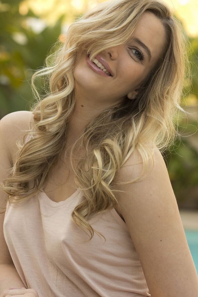 15P A linda adolescente Kenna James tira o short jeans antes de se masturbar