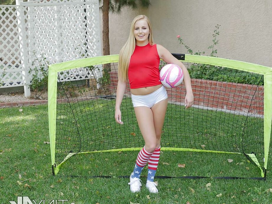 16P Boneca loira esportiva Scarlett Sage nudez premium em campo