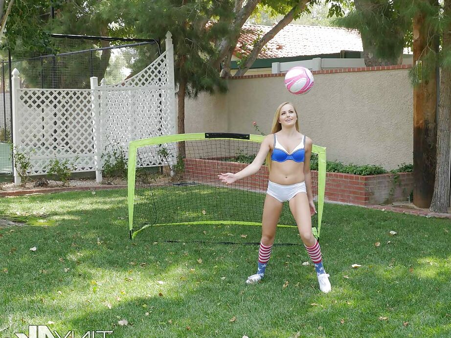 16P Boneca loira esportiva Scarlett Sage nudez premium em campo