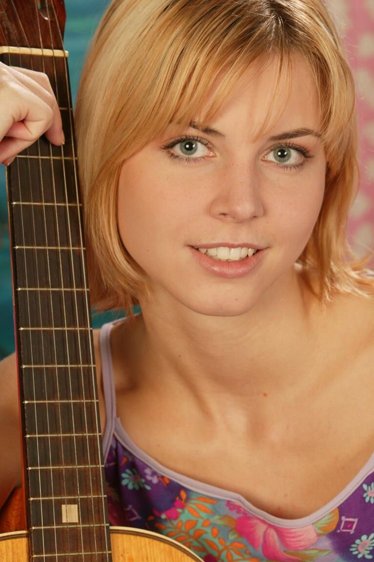 15P Dulce adolescente juega con su raja apretada después de tocar su guitarra con botas