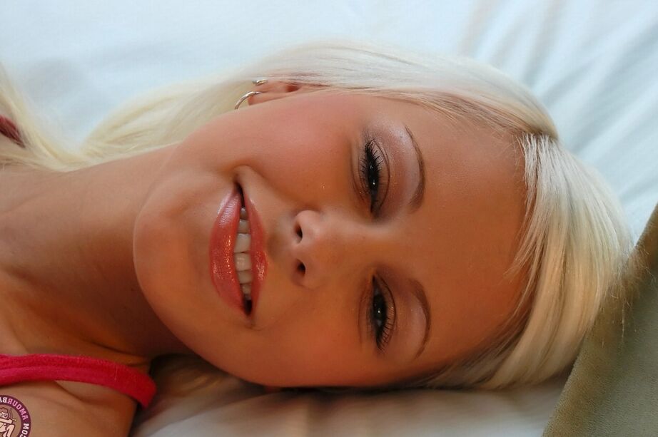 16P A loira platinada Vicky fica nua na cama antes de espalhar o dedo em sua boceta rosa