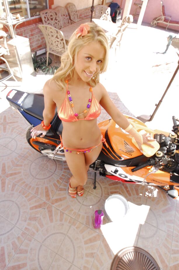 21P La blonde aux petits seins Nikky Thorn prend une tige raide dans son trou anal