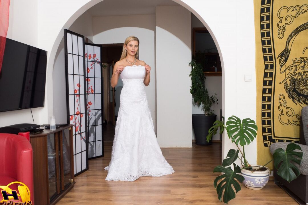 16P La blonde sexy Katerina Hartlova huile ses sirènes avant de jouer dans une robe de mariée
