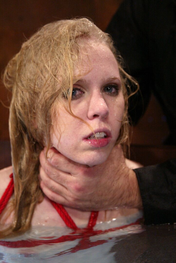 21P Wasser-Bondage Sarah Jane Ceylon