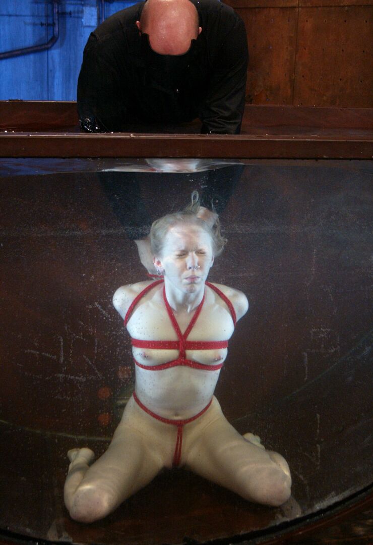 21P Wasser-Bondage Sarah Jane Ceylon