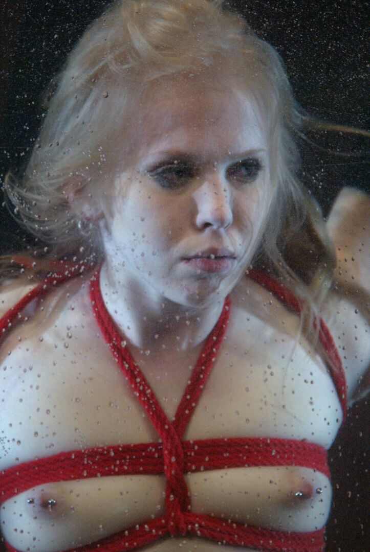 21P Wasser-Bondage Sarah Jane Ceylon