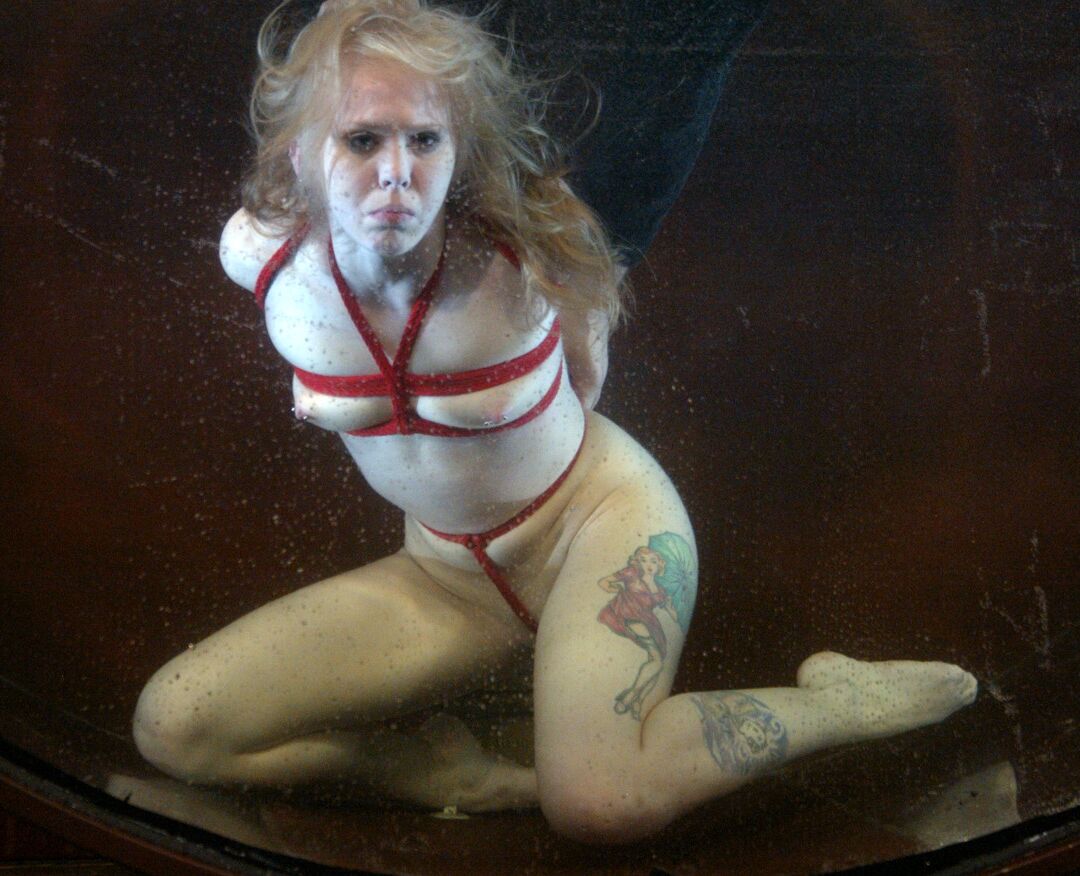 21P Wasser-Bondage Sarah Jane Ceylon