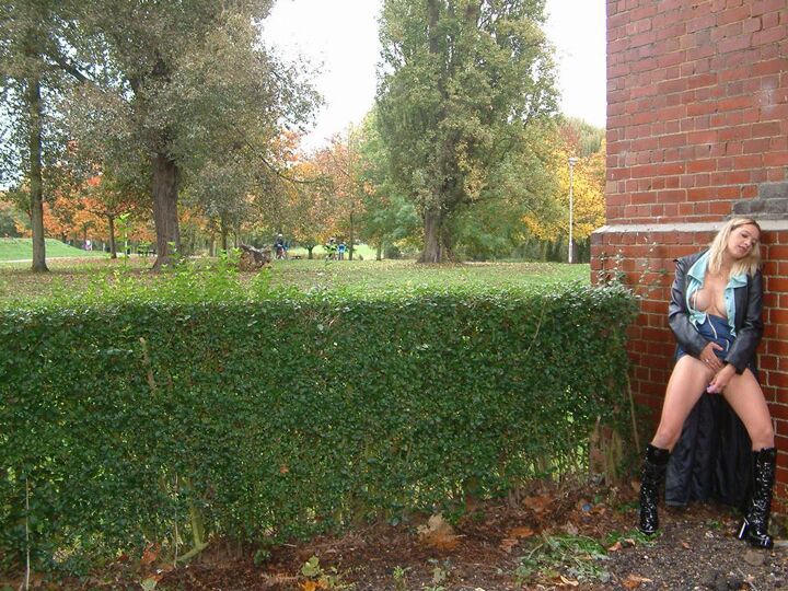 12P Une blonde en chaleur remonte sa minijupe pour se masturber dans un lieu public