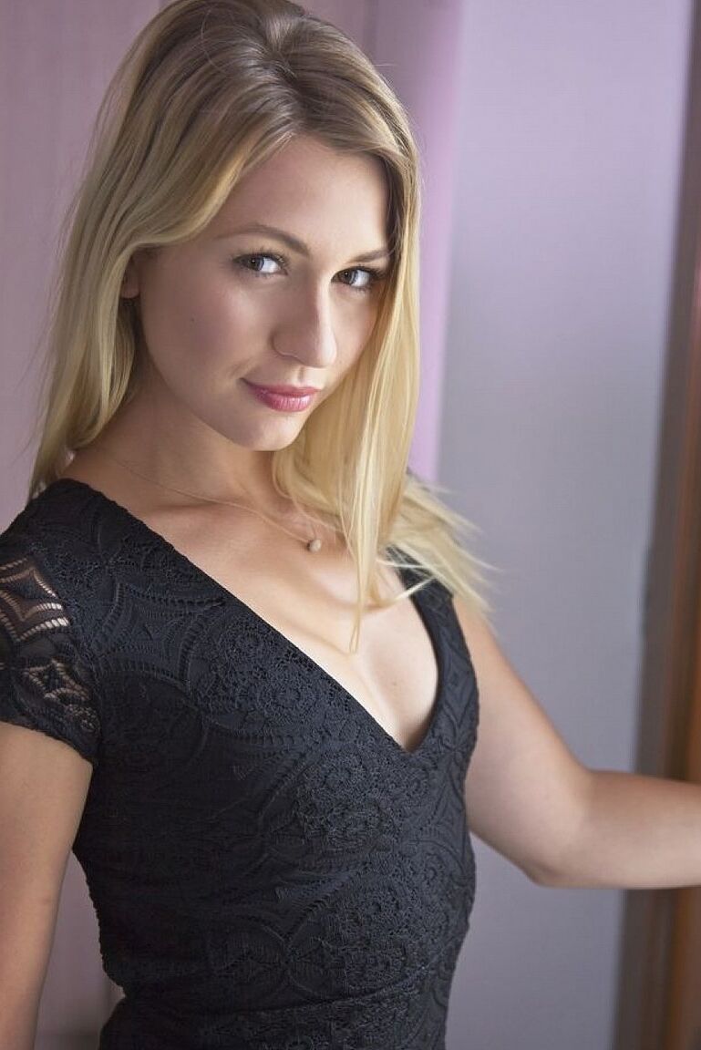 15P La jeune blonde Tracy Lindsay fait plaisir à sa chatte lisse avec un vibromasseur