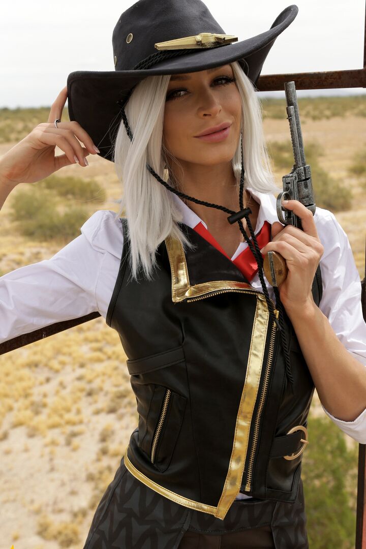 16P Emma Hix, une fille mince, lèche le sperme d'un doigt après un rapport sexuel en cosplay sur un terrain broussailleux
