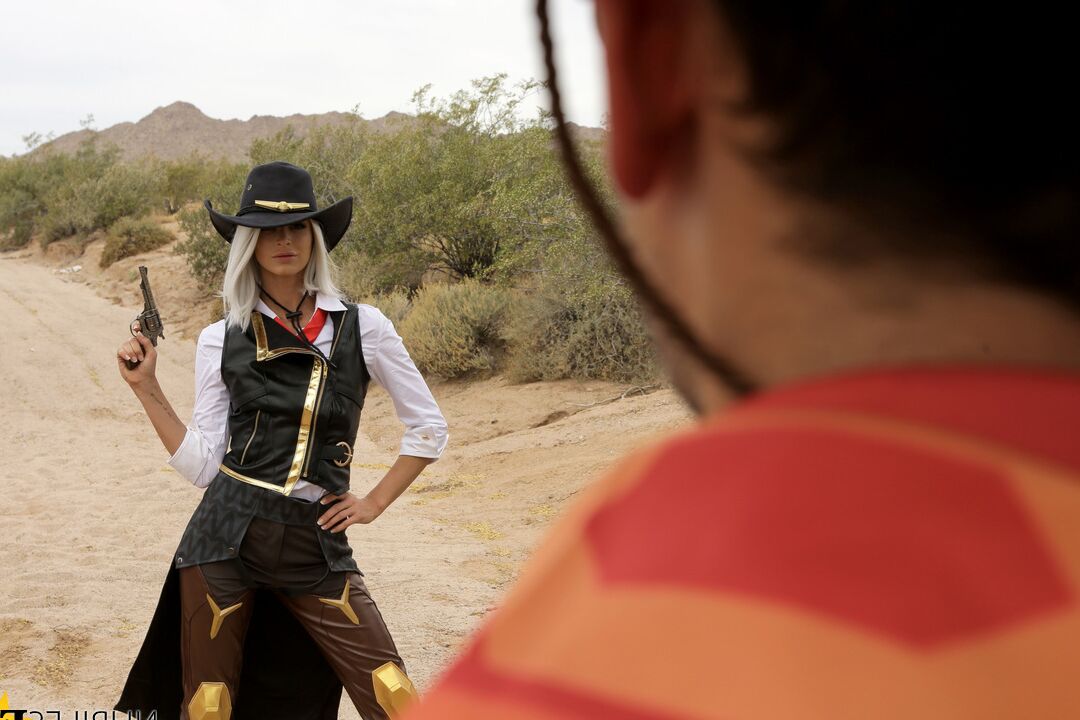 16P Emma Hix, une fille mince, lèche le sperme d'un doigt après un rapport sexuel en cosplay sur un terrain broussailleux