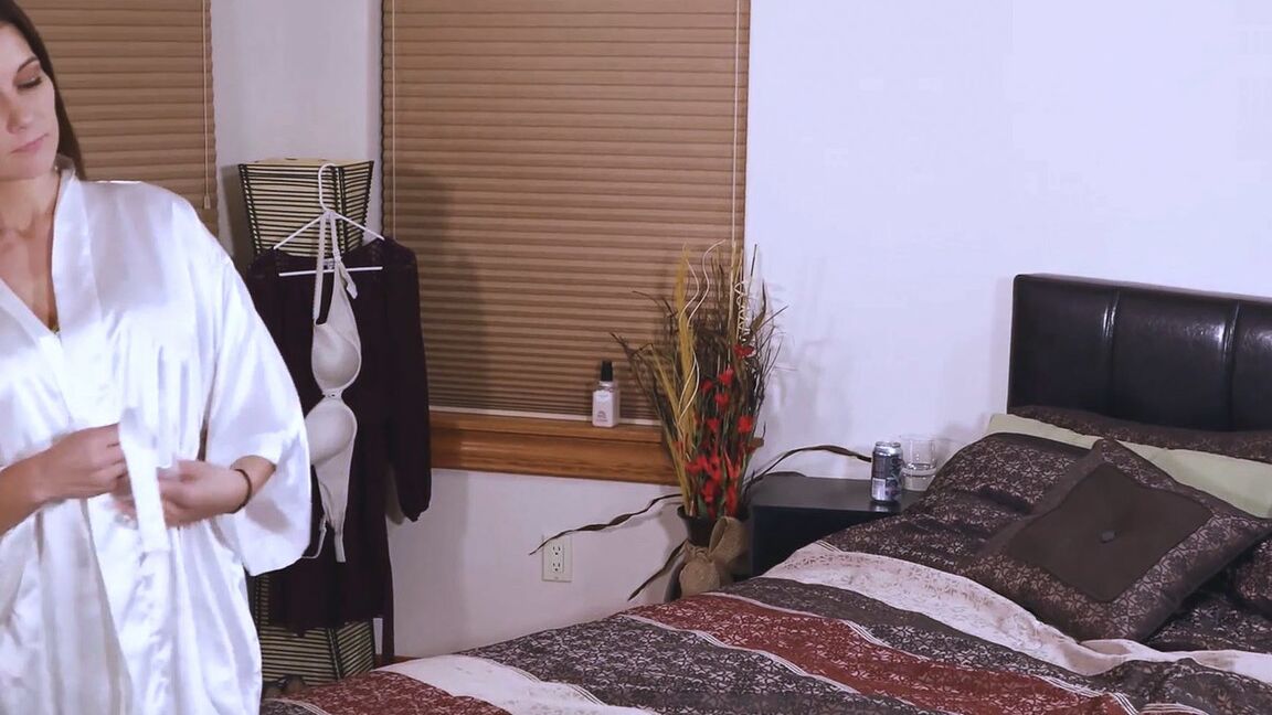 21P La mamá sexy Mandy Flores se desnuda hasta quedar en sostén y se burla de una polla con su ropa interior
