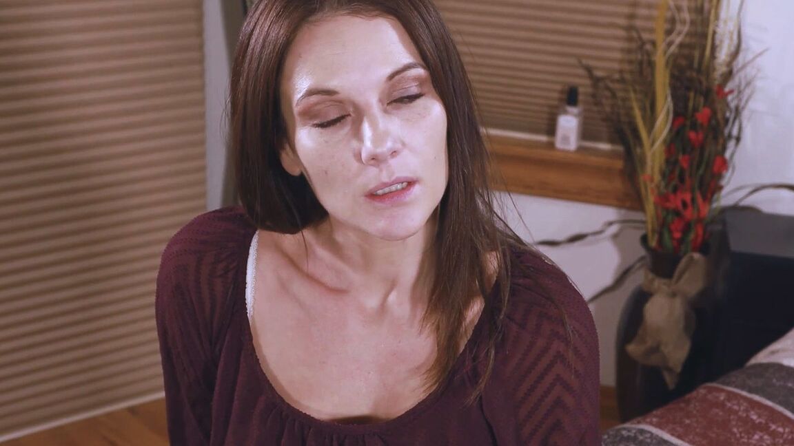 21P La mamá sexy Mandy Flores se desnuda hasta quedar en sostén y se burla de una polla con su ropa interior