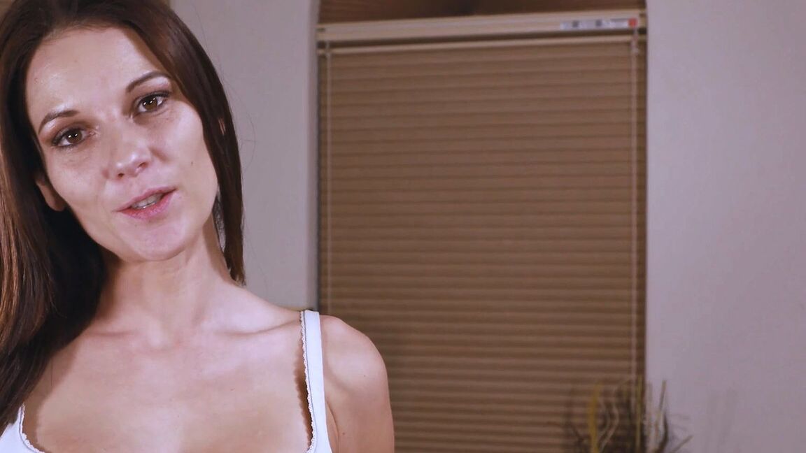 21P La mamá sexy Mandy Flores se desnuda hasta quedar en sostén y se burla de una polla con su ropa interior