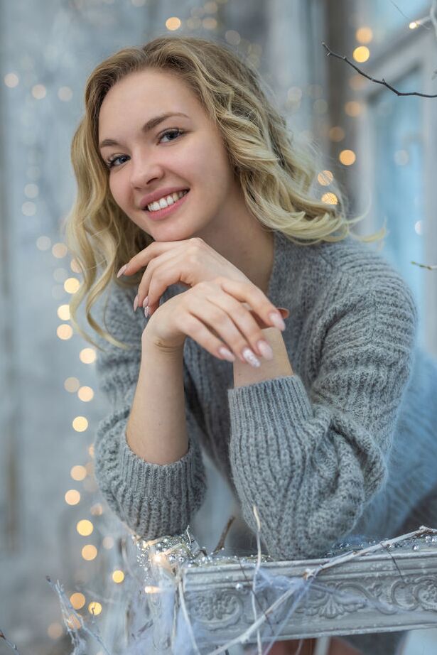 18P A jovem loira Sophie Gem troca um suéter cinza por ótimas poses nuas