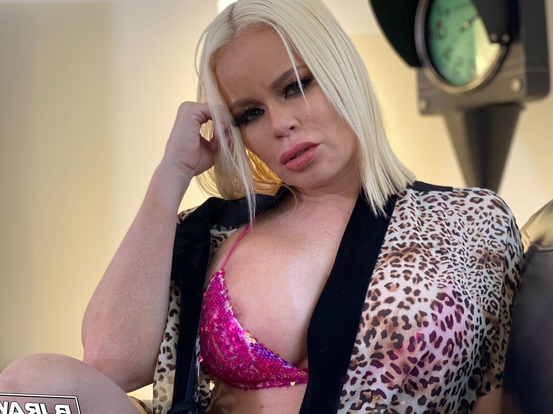 20P Die vollbusige Blondine Nikki Delano bekommt nach einem Arschleck-Blowjob einen Cumshot
