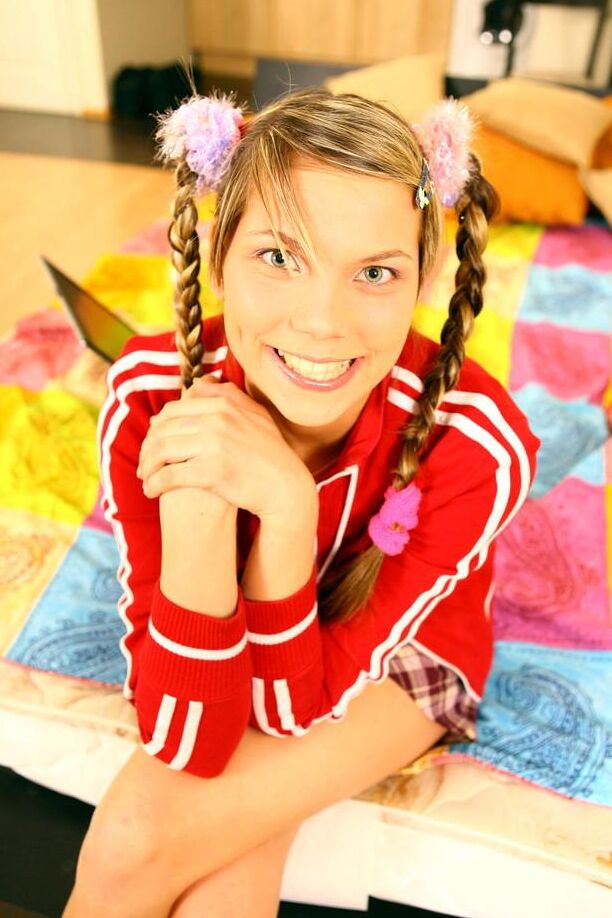 16P L'adorable adolescente Angel porte ses cheveux en nattes tressées tout en se déshabillant