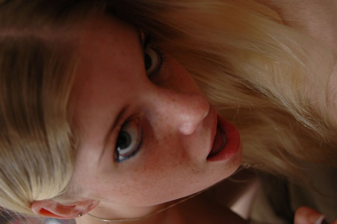 21P Loira sexy com sardas Charlotte Stokely exibe seus peitos enquanto dá cabeça