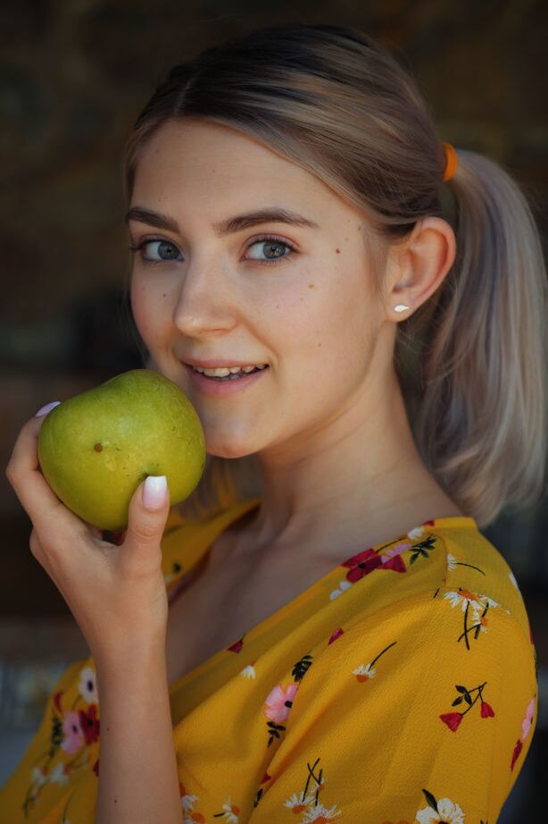 Die 18P süße Teenagerin Eva Elfie enthüllt ihre Brüste und ihre Möse, bevor sie ihren sexy Arsch zeigt