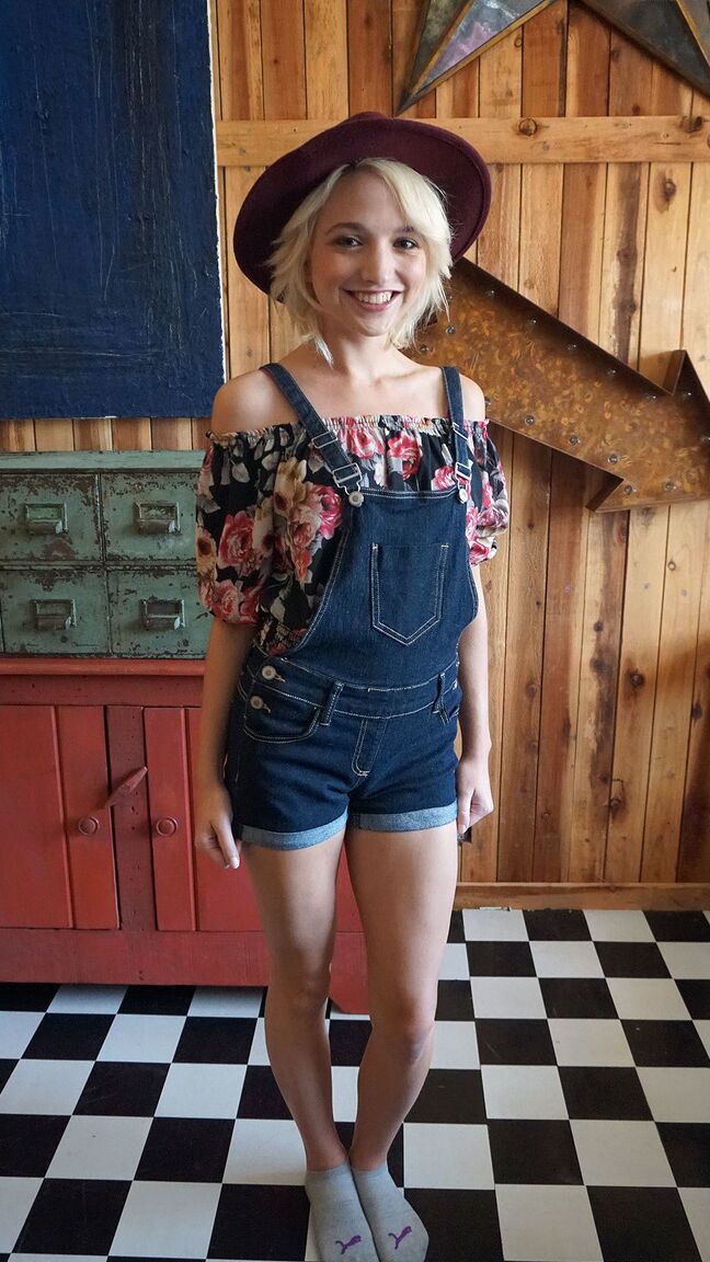 16P La petite blonde Eliza Jane se fait pénétrer de près dans sa petite chatte humide d'adolescente