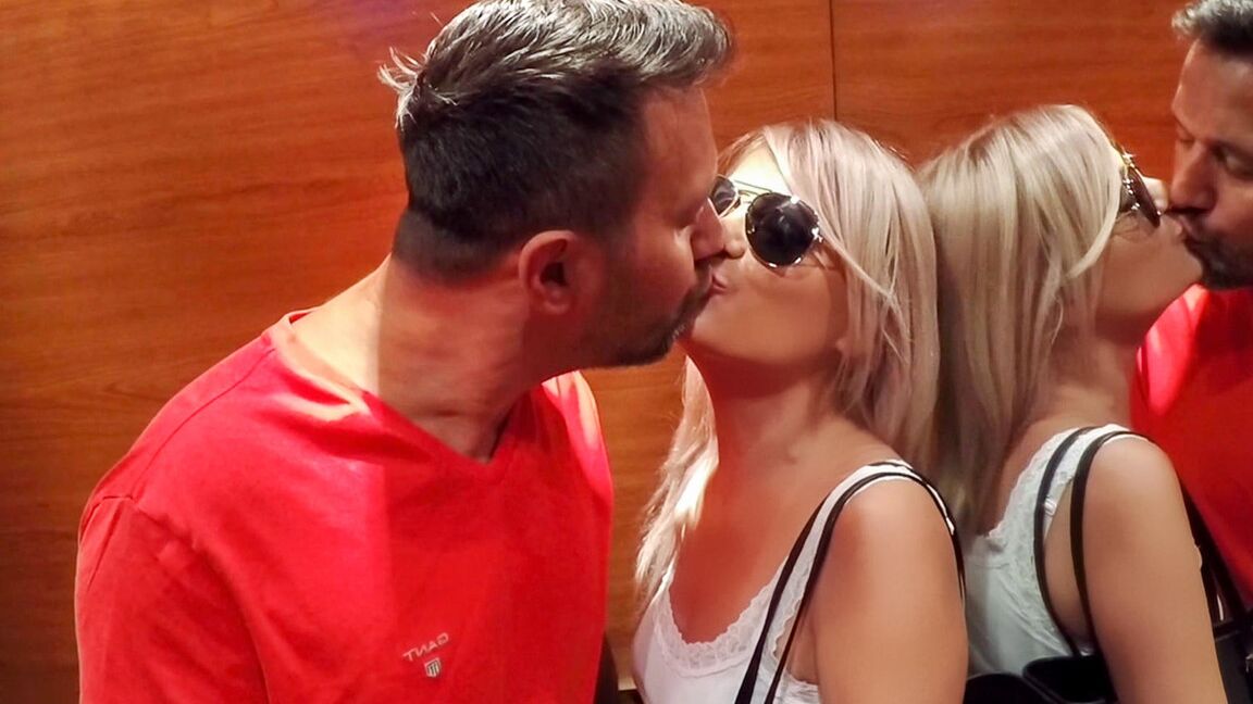 16P Loira MILF Jasmine Rouge e seu amigo fodem enquanto caminham em terras altas