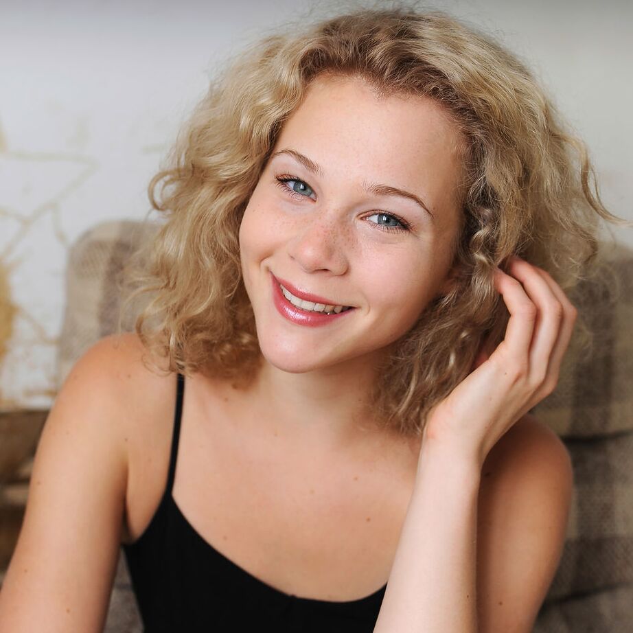 18P La jeune fille blonde Helena enlève sa robe noire pour poser nue