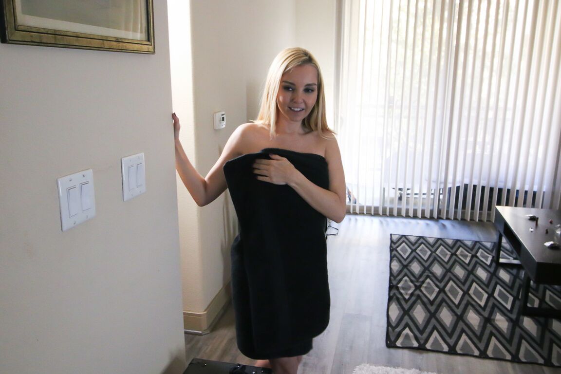 21P La pequeña MILF Aaliyah Love se abre de piernas y se la follan de cerca