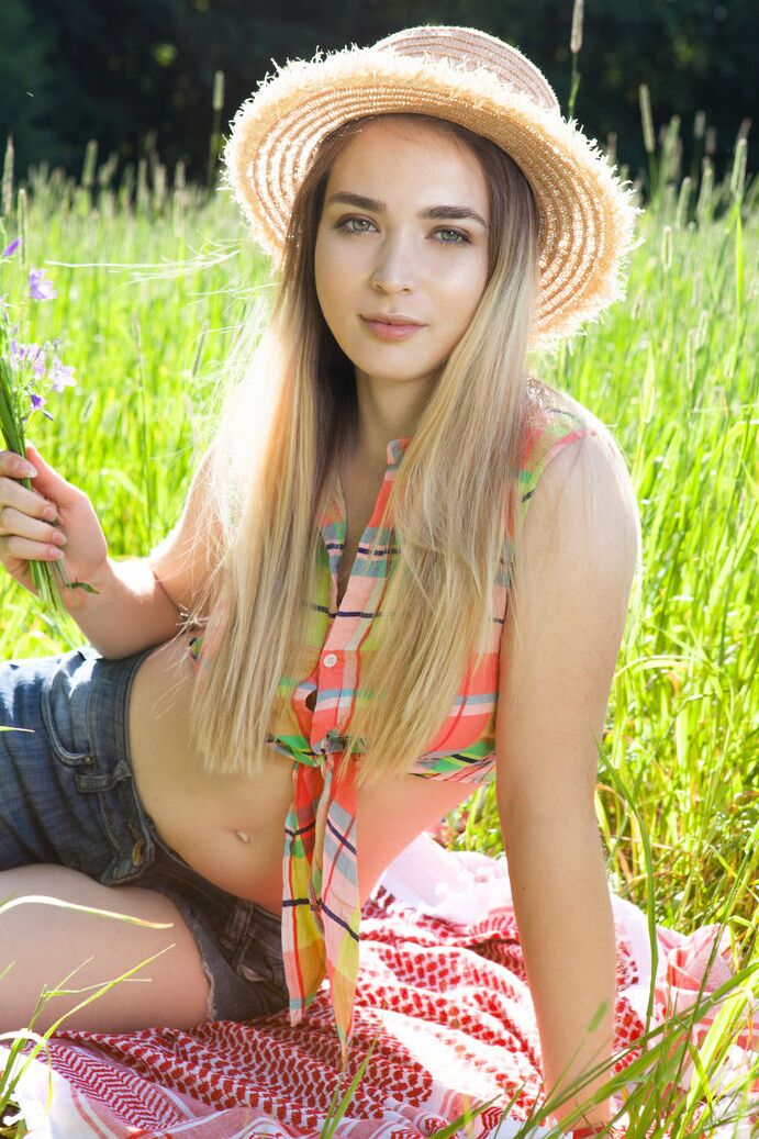 20P Teen first timer removes straw hat and clothes to model naked in a hay field