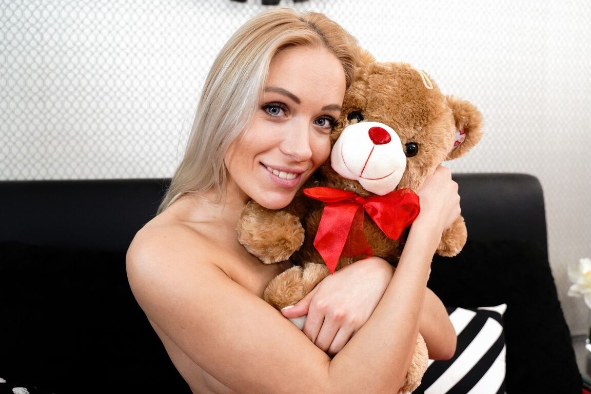 15P Une blonde embrasse son animal en peluche avant le sexe en POV avec une bite non coupée