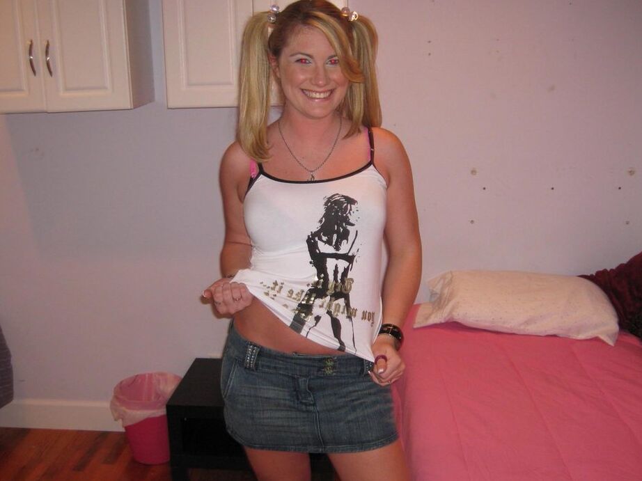 16P Blonde Ex-Freundin Hayden Night zieht sich aus und zeigt ihrem Ex-Freund ihre rosa Möse
