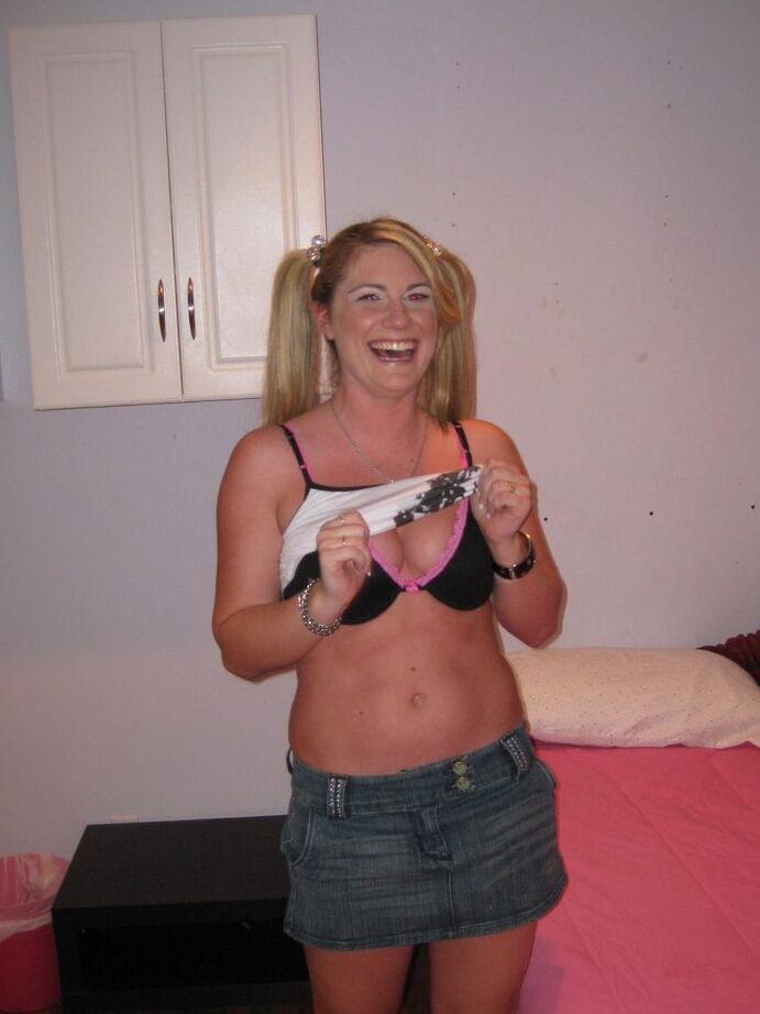 16P Blonde Ex-Freundin Hayden Night zieht sich aus und zeigt ihrem Ex-Freund ihre rosa Möse