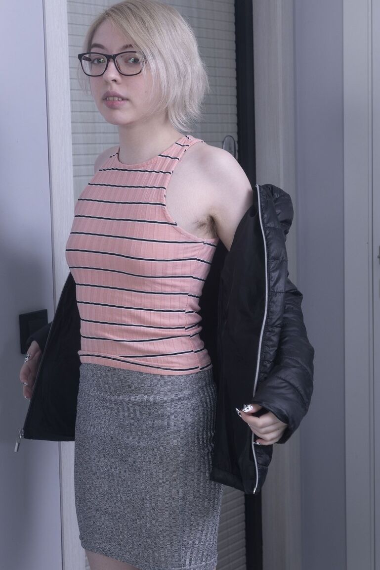 16P La pequeña adolescente Abby muestra sus axilas sin afeitar y su castor antes de masturbarse