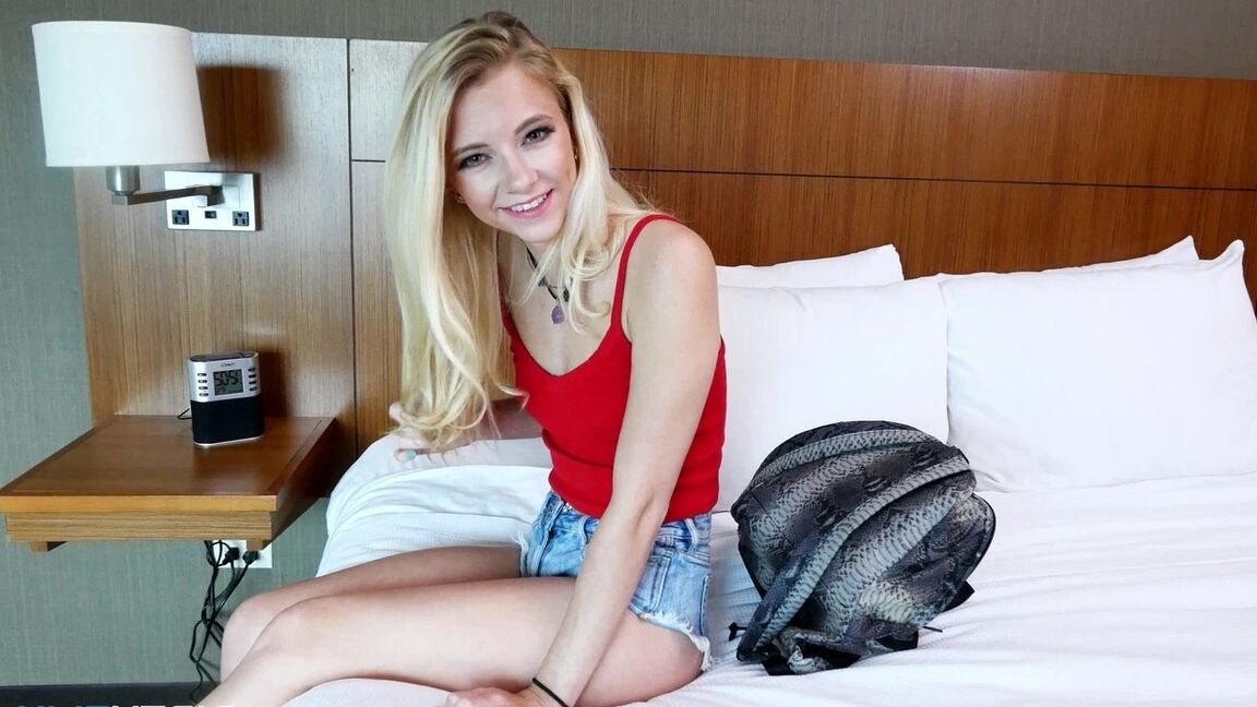 15P Riley Star, une jeune blonde et maigre, crache du sperme dans sa main après un rapport sexuel