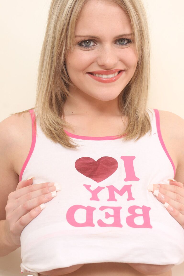 16P La blonde naturelle Victoria Summers enlève sa jolie culotte avant de dévoiler ses heurtoirs.