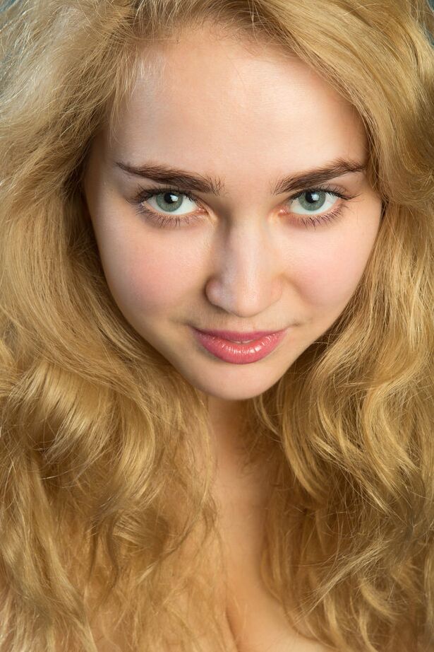 16P La joven rubia Theodora hace poses seguras mientras se quita las bragas rosas