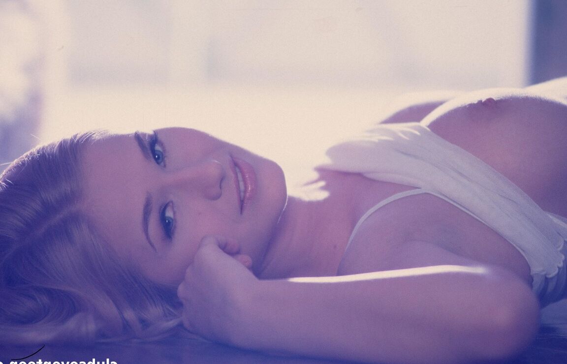 21P La impresionante rubia Jana H se quita la camisola para mostrar sus firmes tetas adolescentes