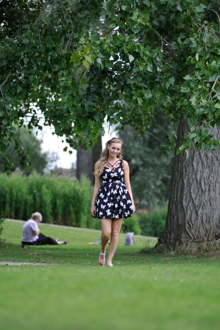 12P A garota loira Hayley Marie Coppin fica totalmente nua perto de uma árvore em um parque