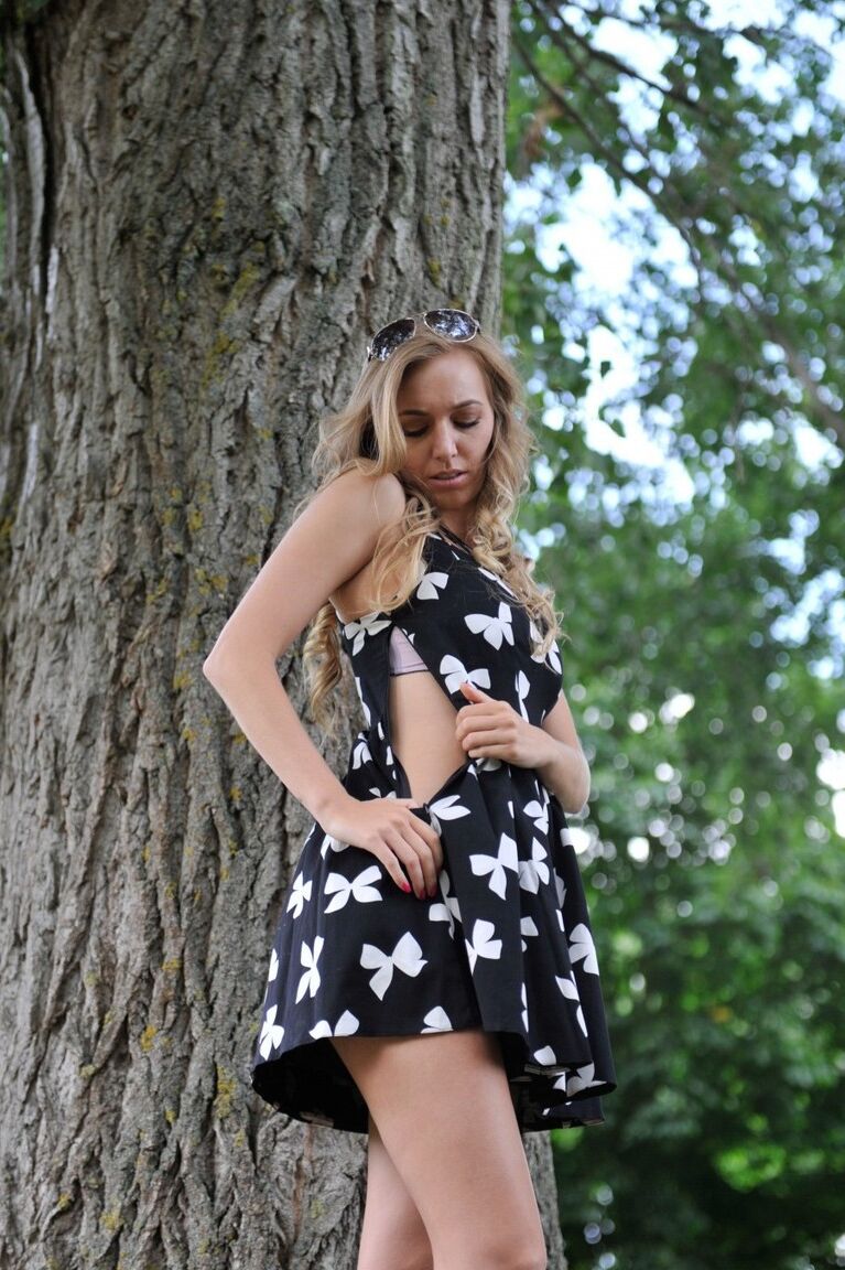 12P A garota loira Hayley Marie Coppin fica totalmente nua perto de uma árvore em um parque